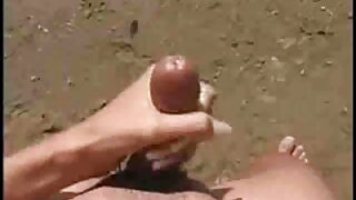 Vidéo bdsm d'horreur qui montre une fille video x gratuite qui a les seins serrés et la chatte provoquée. Le trou dans sa bouche est recouvert de fer et ses bras sont enchaînés.