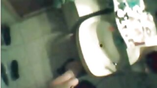 Une transsexuelle brune en bas noirs et lingerie se fait baiser dans la bouche par video film x amateur un bâtard rapace tandis qu'une salope blonde salée caresse oralement ses énormes seins en silicone.