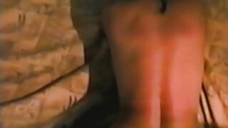 Une rouquine folle de cocu montre ses petits seins pâles et son cul vraiment sympa. La fille gâtée s'empresse de sucer des videos x deux grosses et fortes bites avant de se faire défoncer l'anus à fond.