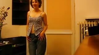 La milf en chaleur Veronica Avluv voit un vidéo x tukif jardinier sexy à moitié nu à l'extérieur et prévoit de flirter avec lui. Elle se déshabille et enlève son pantalon pour lui sucer la bite!
