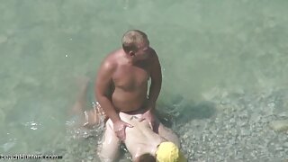 Une transsexuelle cocu-folle et perverse films et videos pornos dans des filets de pêche suce et baise un mec arrogant et excité par derrière et jouit sur son cul.